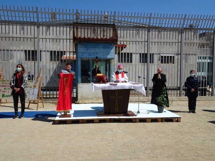 La via Crucis dei vescovi tra ospedali e carcere. «Insieme a chi soffre»