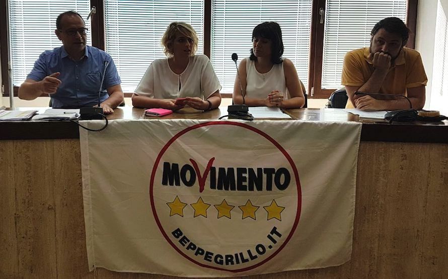 Aeroporti, l’«ultima chiamata» dei Cinquestelle