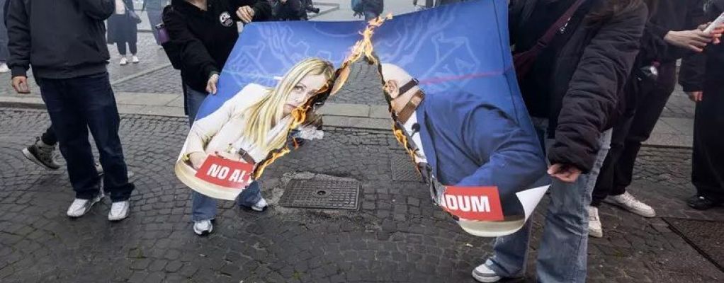 Corteo a Roma, bruciato cartellone con Meloni e Nordio