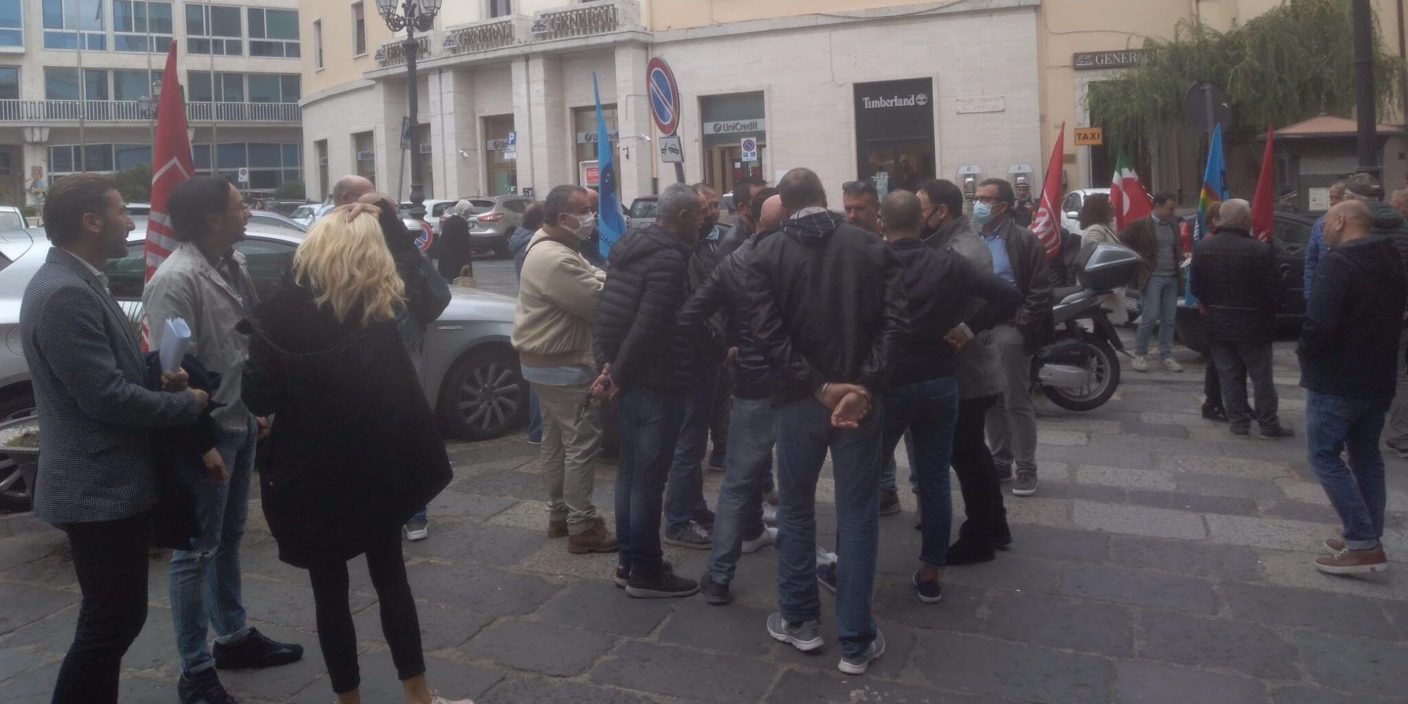 Sindacati in piazza a Catanzaro. «Fermare i licenziamenti alla Komunika»