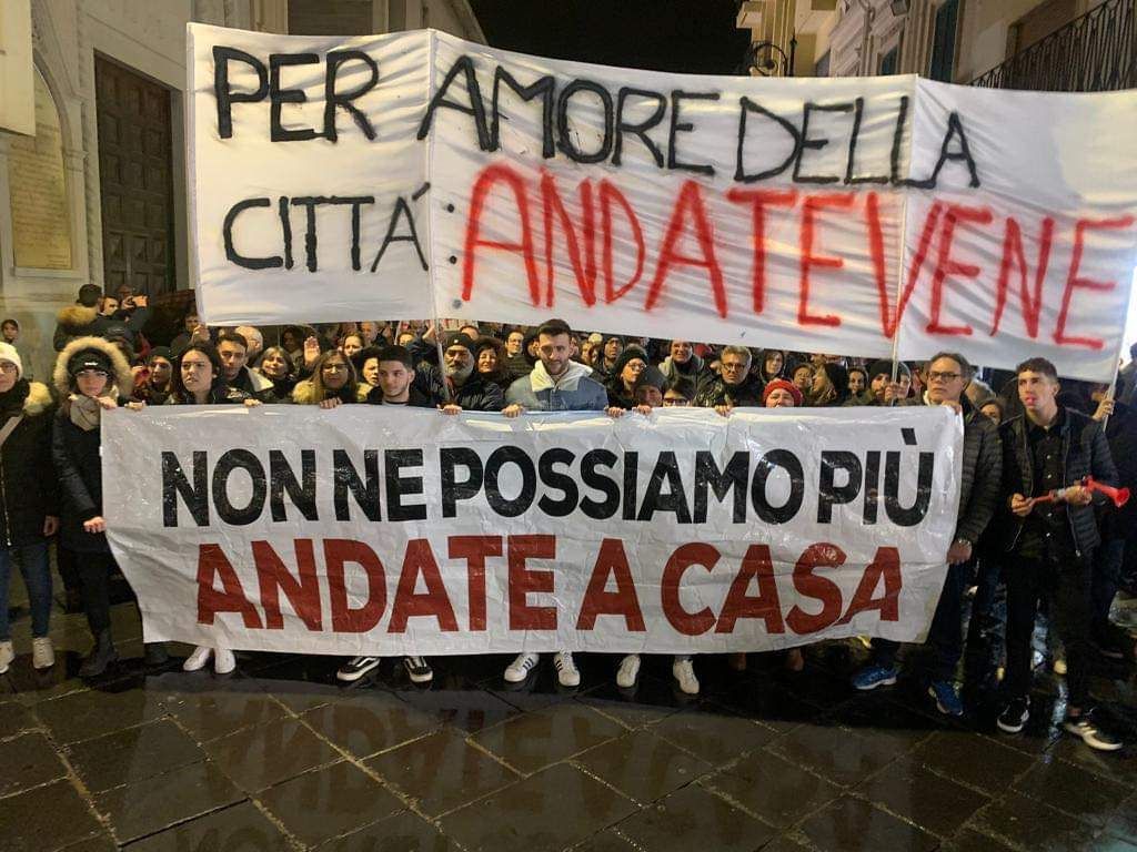 Reggio Calabria, cittadini in strada per protestare: «La pazienza è finita» – VIDEO E FOTO