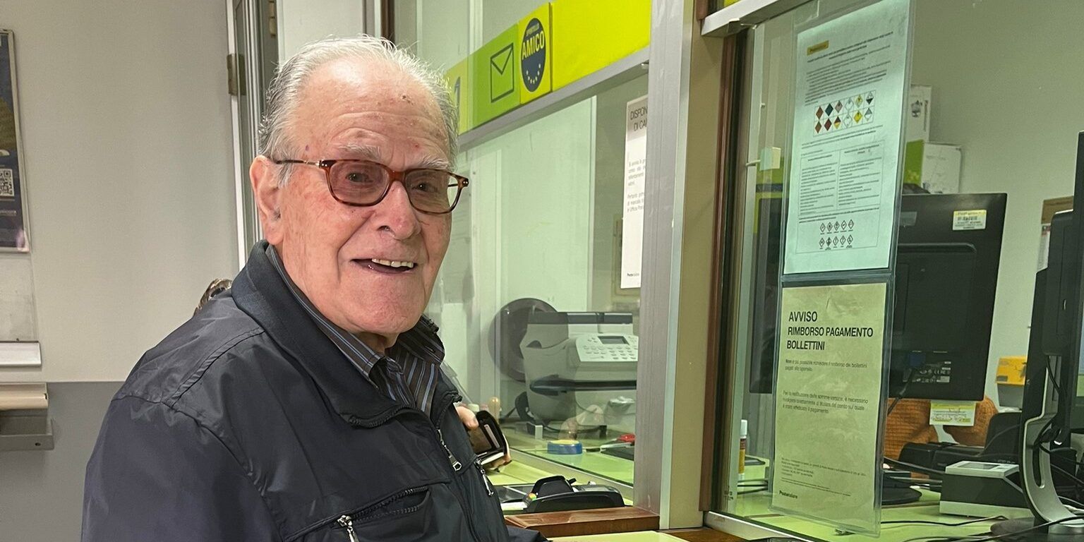 Il nonno “smart”: a 100 anni continua a ritirare personalmente la pensione