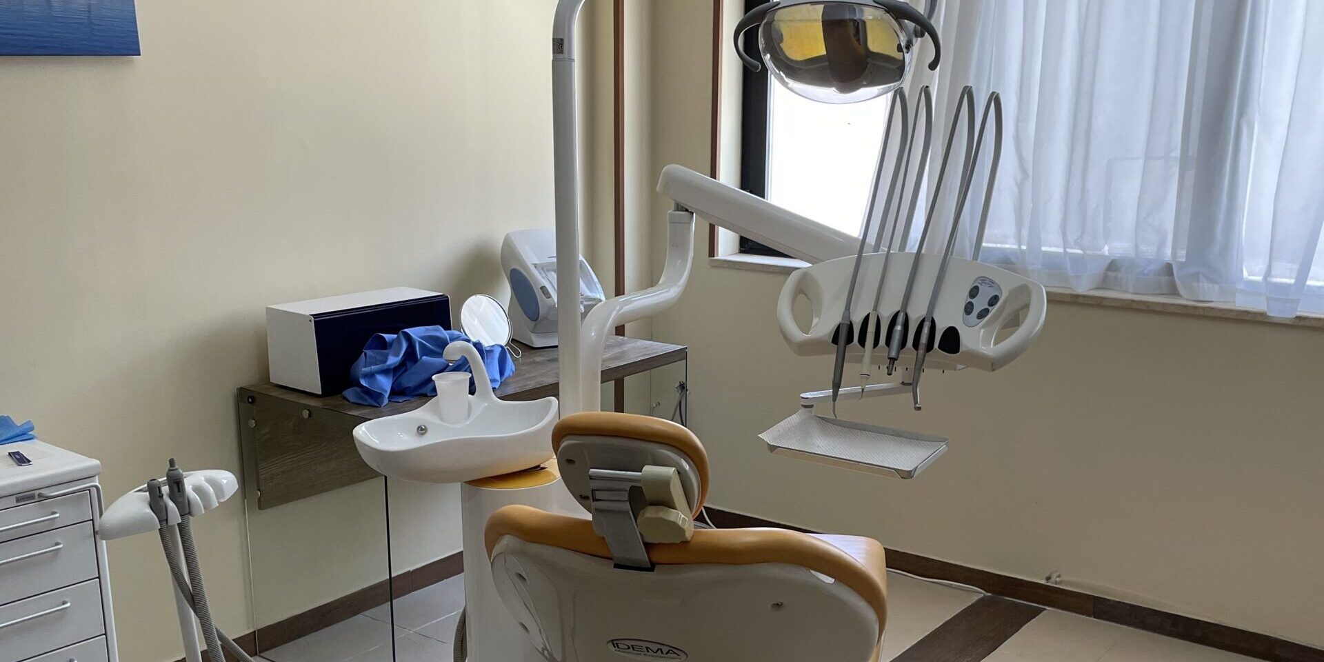 Scoperto falso dentista a Catanzaro, lo studio abusivo è sotto sequestro – FOTO