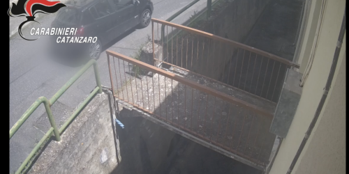 Catanzaro, tenta di rubare i gioielli a un'anziana fingendosi carabiniere: arrestato