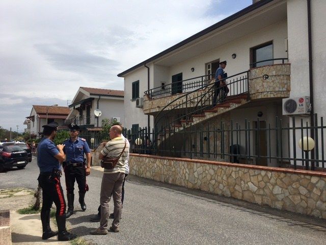 Omicidio-suicidio a Montalto, accertamenti sulla detenzione dell’arma