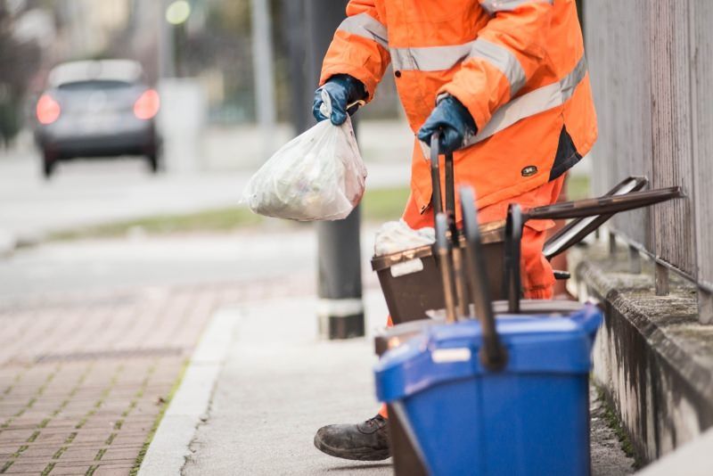 Emergenza rifiuti. Lavoratori Avr senza stipendio scioperano 24 ore