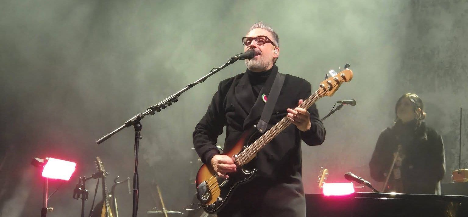 Capodanno a Cosenza, Brunori Sas festeggia con la sua città tra emozioni e solidarietà – FOTO