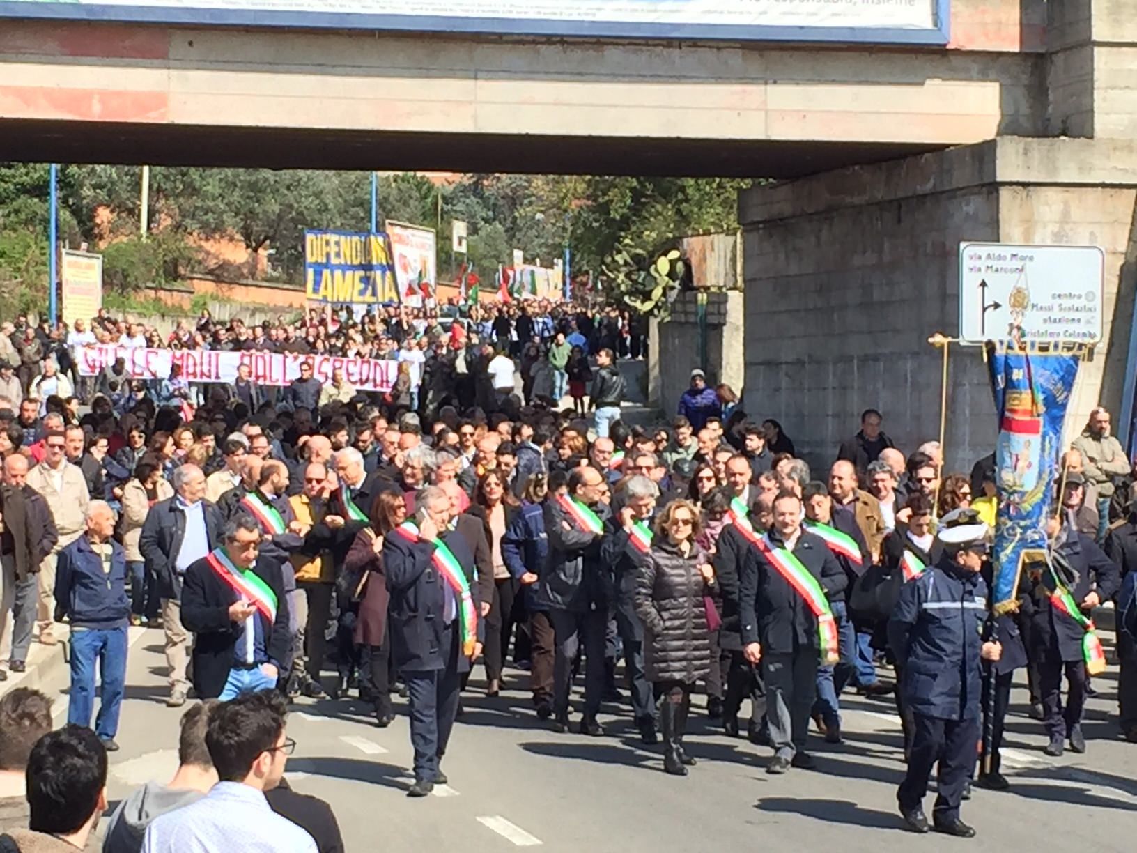 Lamezia, cori da stadio per difendere l'ospedale – FOTO E VIDEO