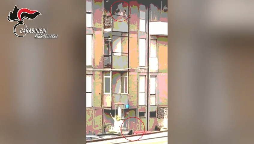 La cocaina consegnata dal balcone e le vedette. Smantellata ad Archi la rete di spaccio «a conduzione familiare» – VIDEO