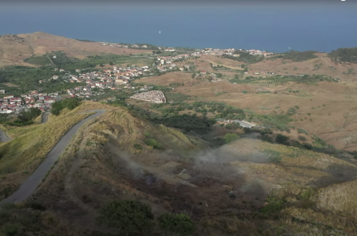 Bruciano i rifiuti interrati in una ex discarica: allarme a Brancaleone – VIDEO