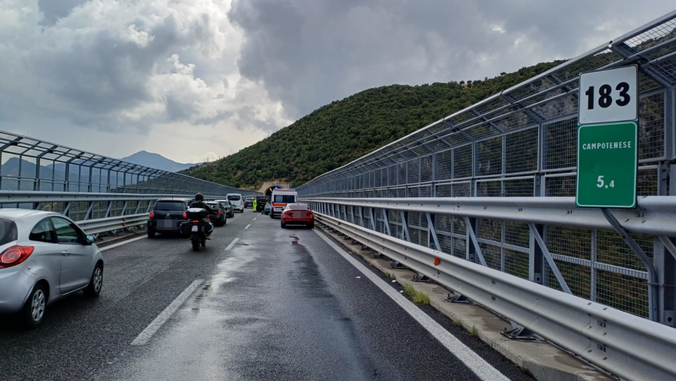 Tre veicoli si scontrano sull’A2 nel Cosentino, rallentamenti