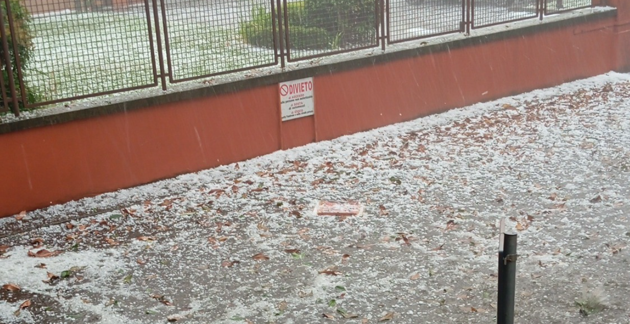 Grandine e allagamenti a Parma, crolla impalcatura – VIDEO