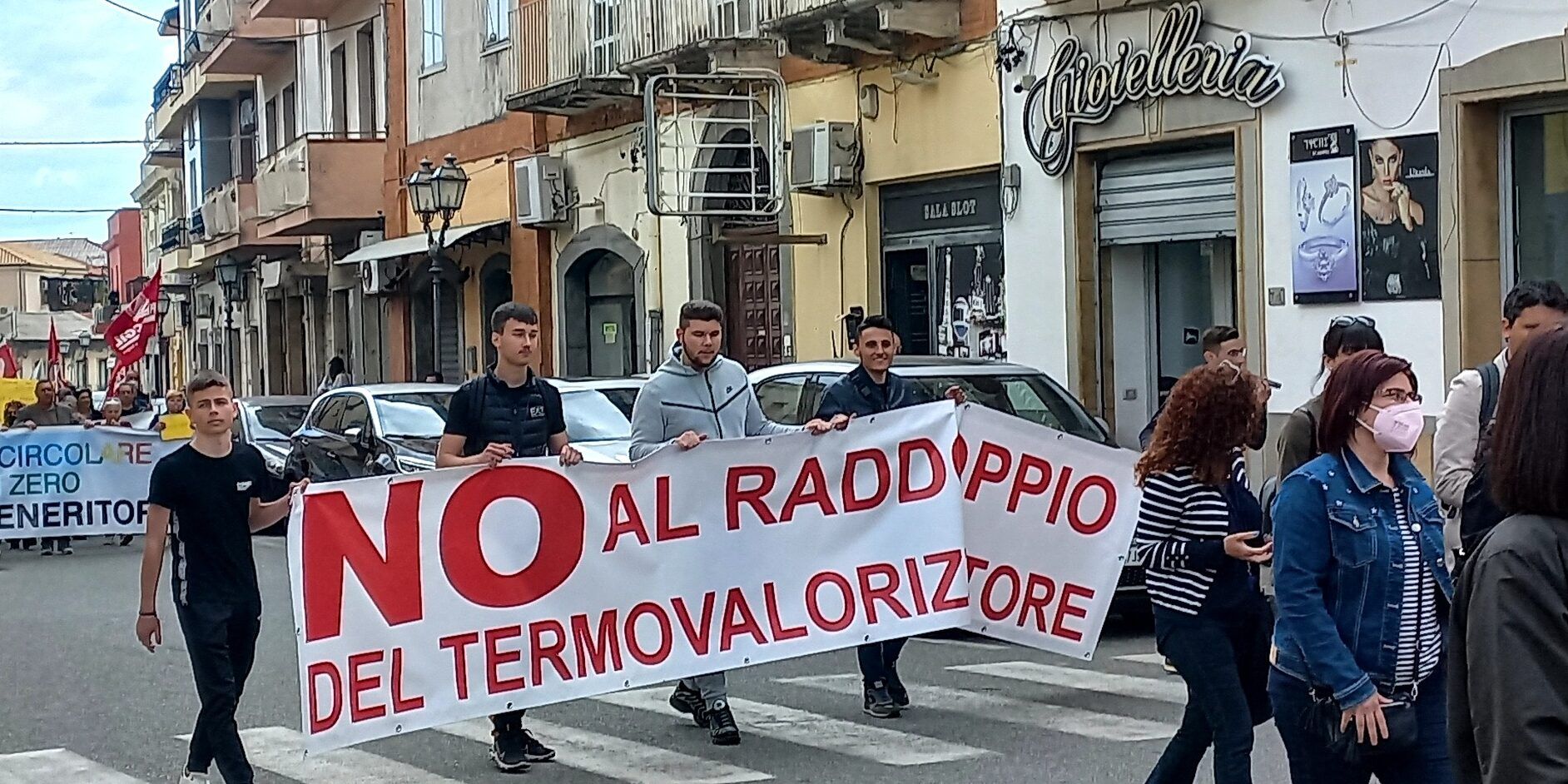 Piana di Gioia Tauro, sindaci in piazza: no al raddoppio dell’inceneritore – VIDEO E FOTO