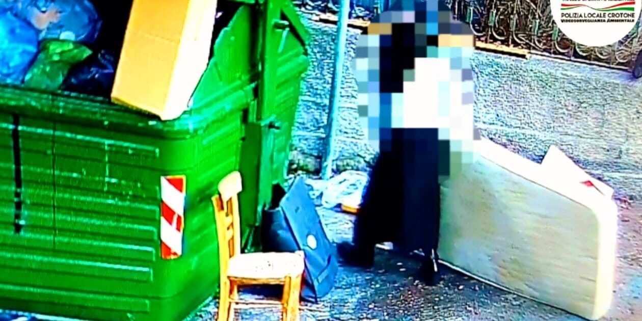 A Crotone rifiuti di ogni genere si abbandonano per strada, decine di multe in una settimana