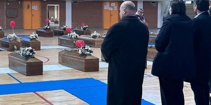 Elly Schlein alla camera ardente del Palamilone rende omaggio alle vittime del naufragio