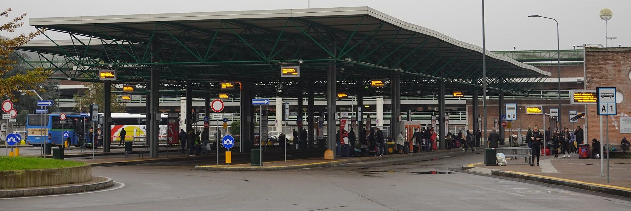 Autisti di bus pagati per portare i migranti all’estero, 7 arresti