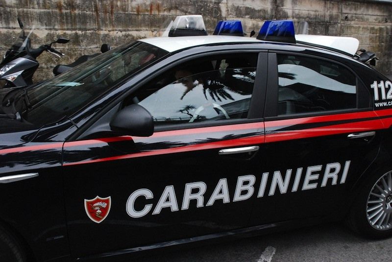 Lanciarazzi e revolver in casa, denunciato 53enne