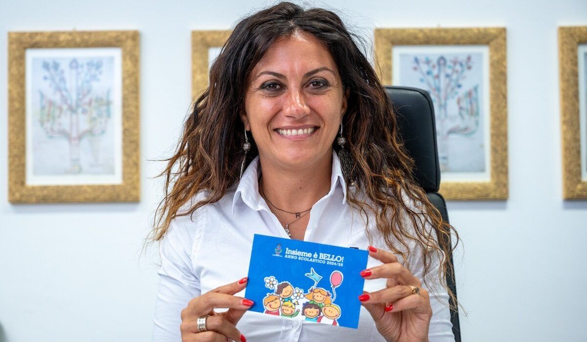 San Giovanni in Fiore, Succurro dona agli alunni una cartolina sul tema della collaborazione