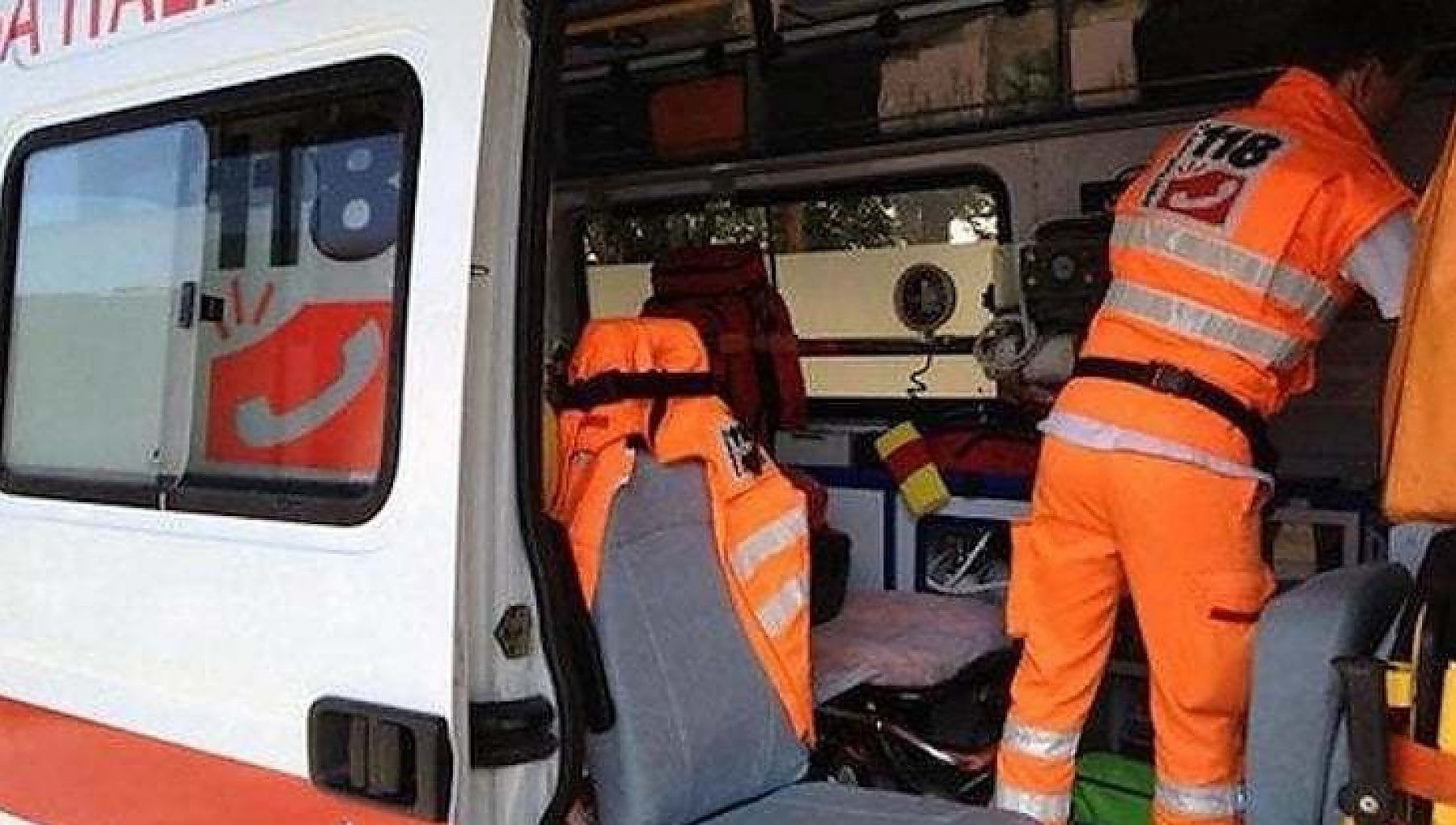Auto finisce fuori strada nel Torinese, morta una 57enne reggina