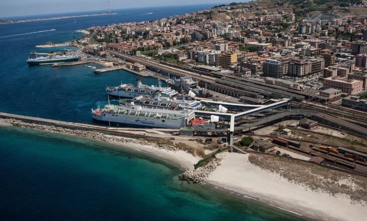 Rubava nei cantieri del porto di Villa San Giovanni, arrestato