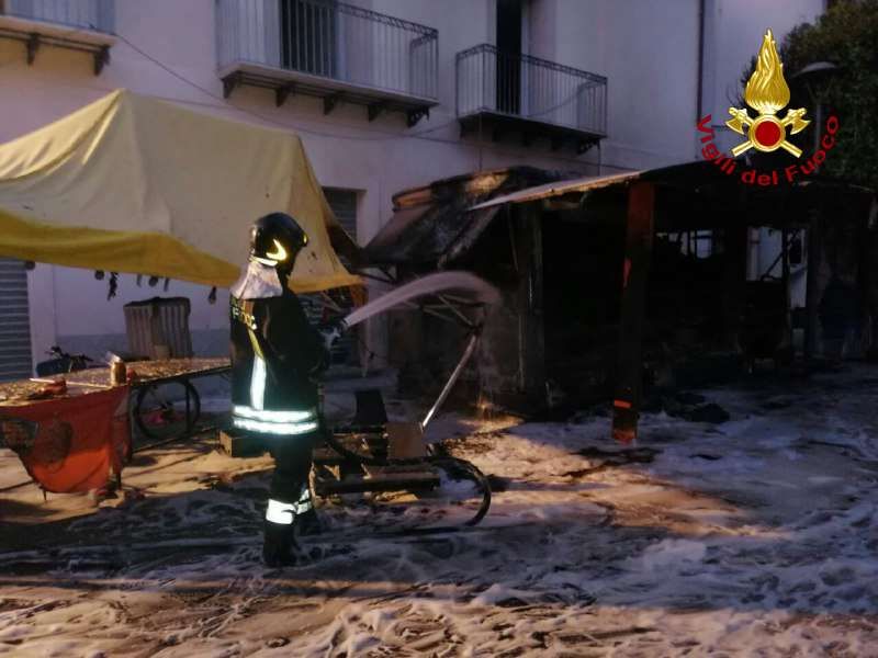 In fiamme un furgone a Vibo. Intimidazione a un ristoratore a Parghelia