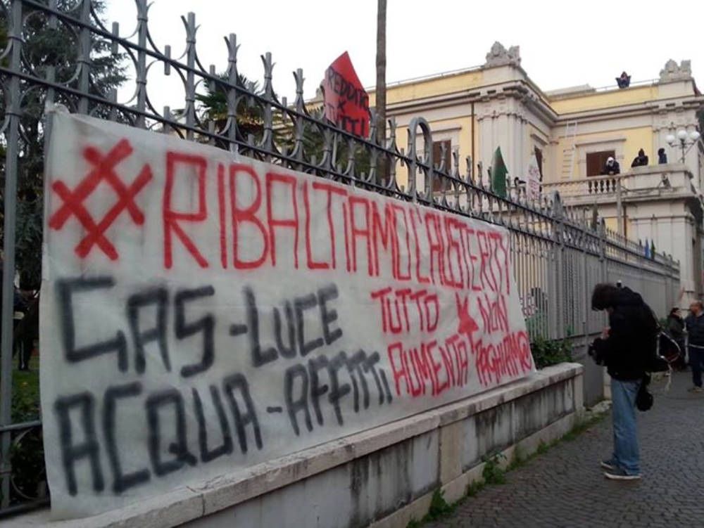 Occupato edificio a Cosenza