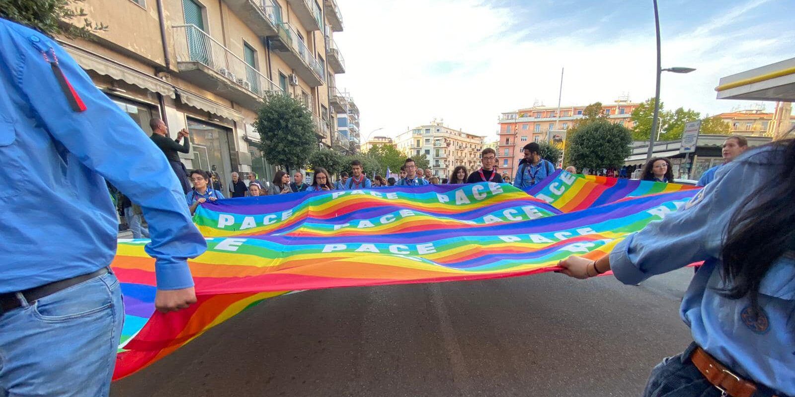 “Giù le armi e su i salari”, a Cosenza associazioni e sindacati in piazza per la pace – FOTOGALLERY