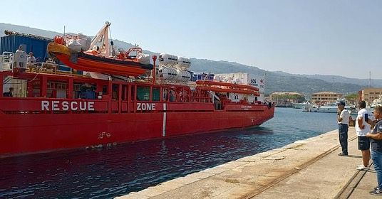 La Ocean Viking a Vibo, sbarcati 180 migranti. Limardo: «Noi ci siamo»