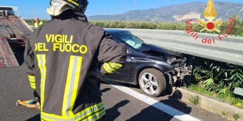 Incidente stradale sull'A2, auto perde il controllo e impatta contro il guardrail