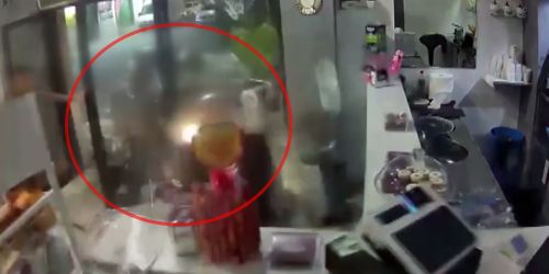 AUTO contro bar a reggio calabria cinque feriti