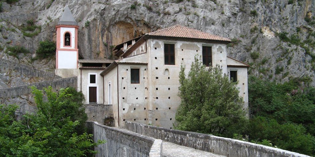 Papasidero, dopo due giorni domato l’incendio vicino al Santuario: bruciati 10 ettari di bosco