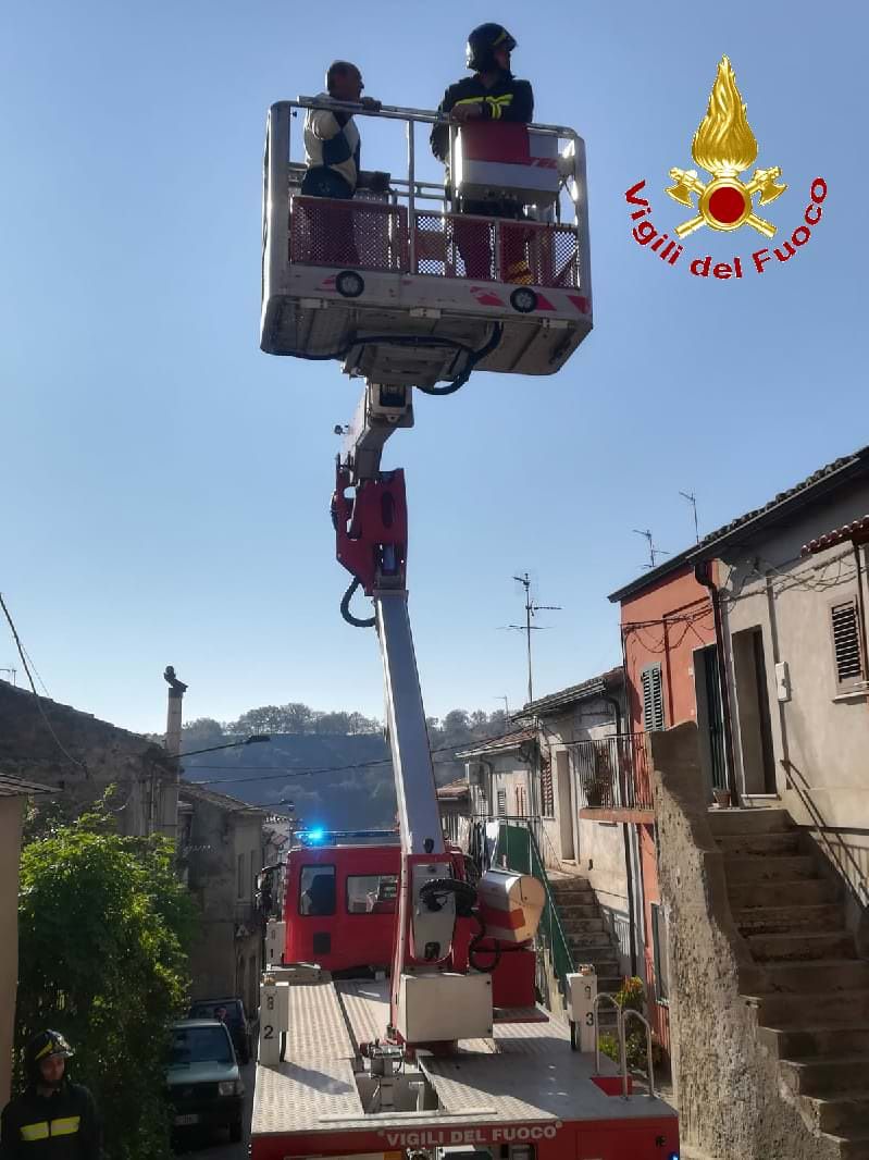 Maierato, rimane bloccato sul tetto e viene soccorso dai vigili