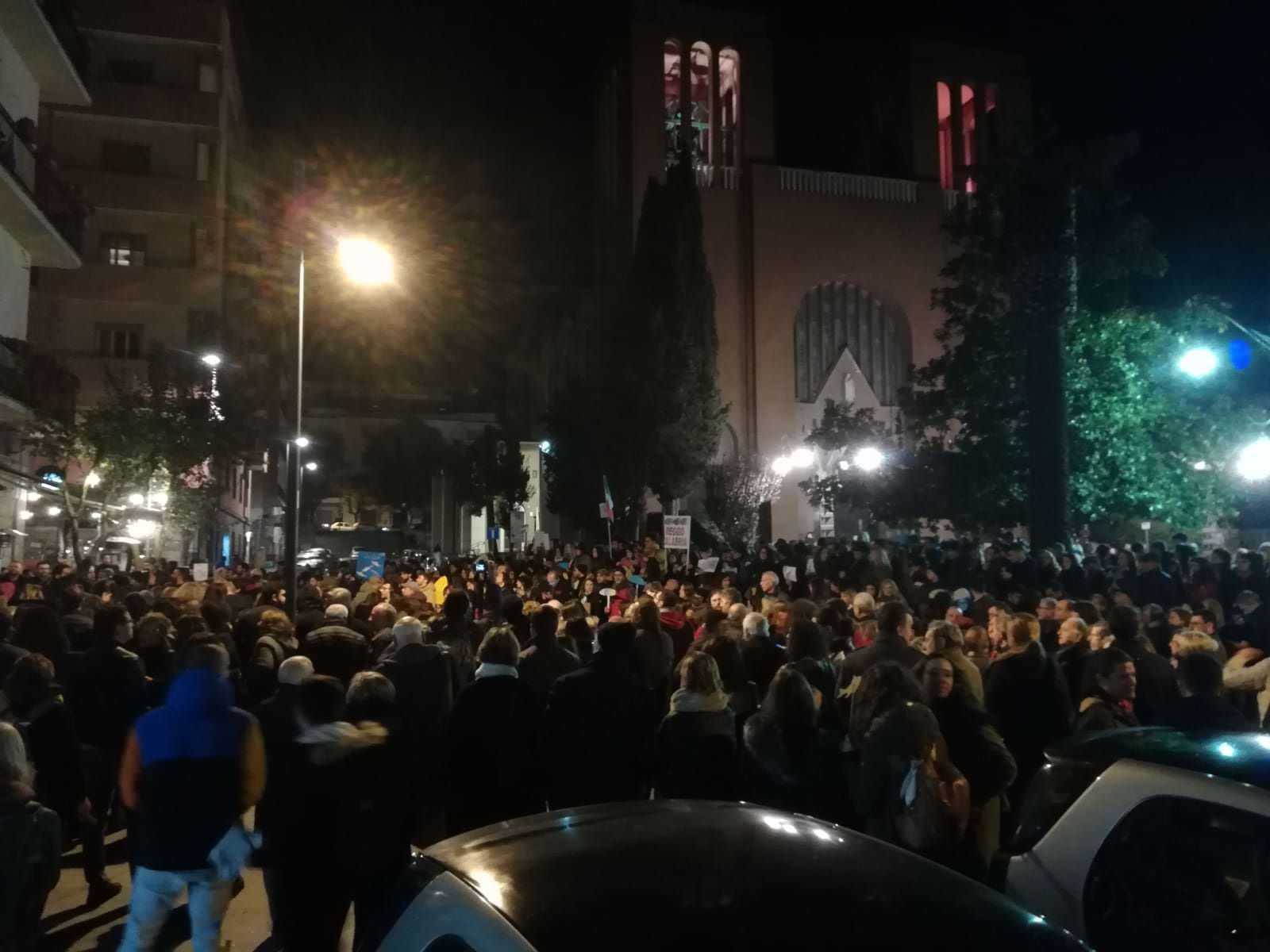 Le “sardine” che vogliono divorare la “bestia” leghista – VIDEO e FOTO