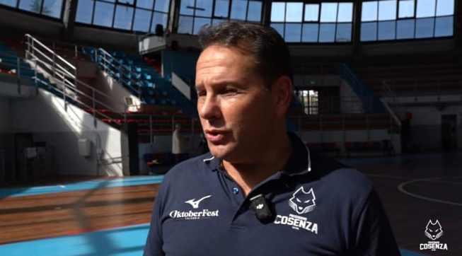 «Ultimi risultati deludenti»: la Pirossigeno Cosenza esonera mister Leo Tuoto