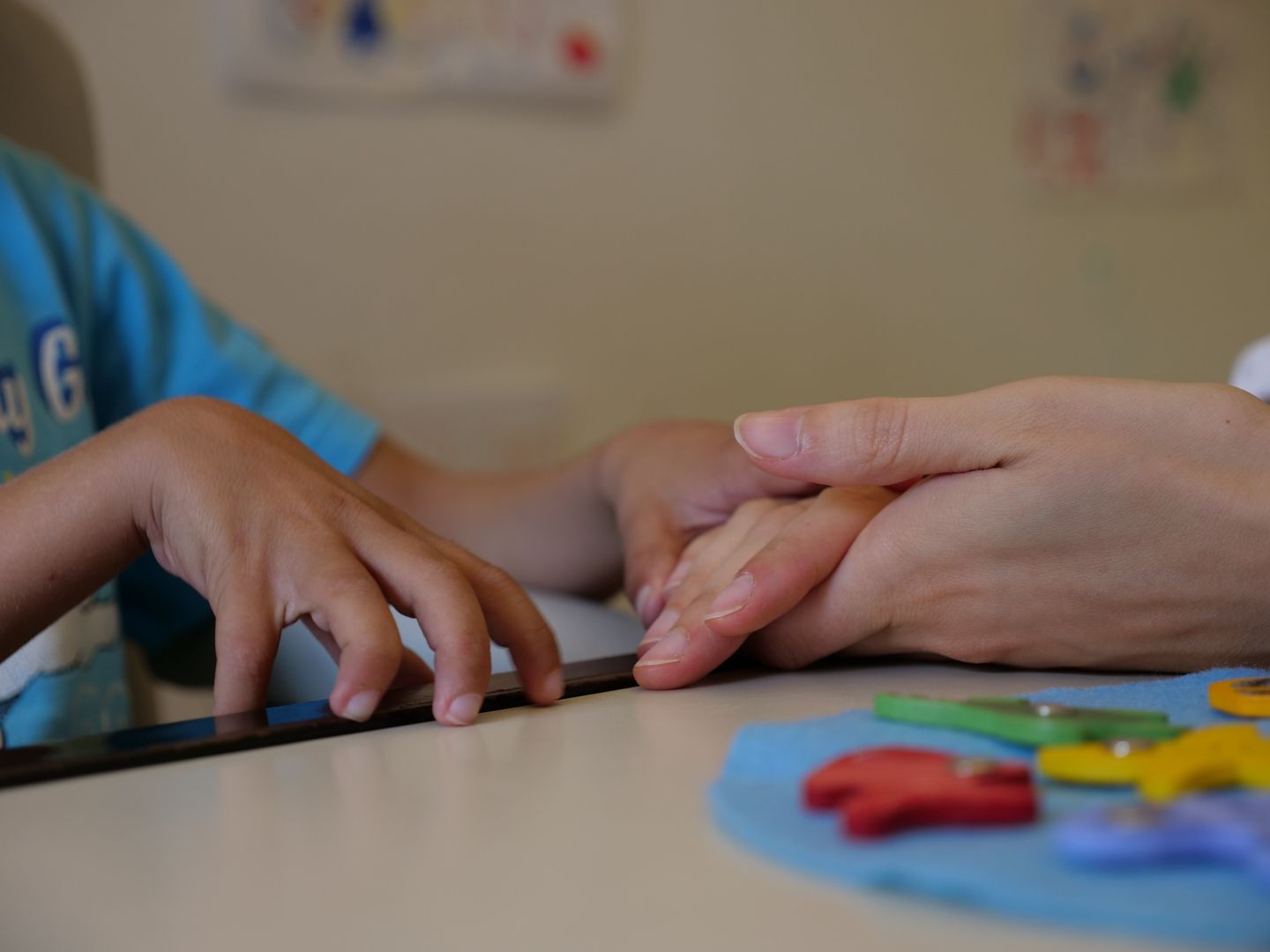 Il bimbo affetto da paralisi infantile che nessuno “riesce” ad aiutare