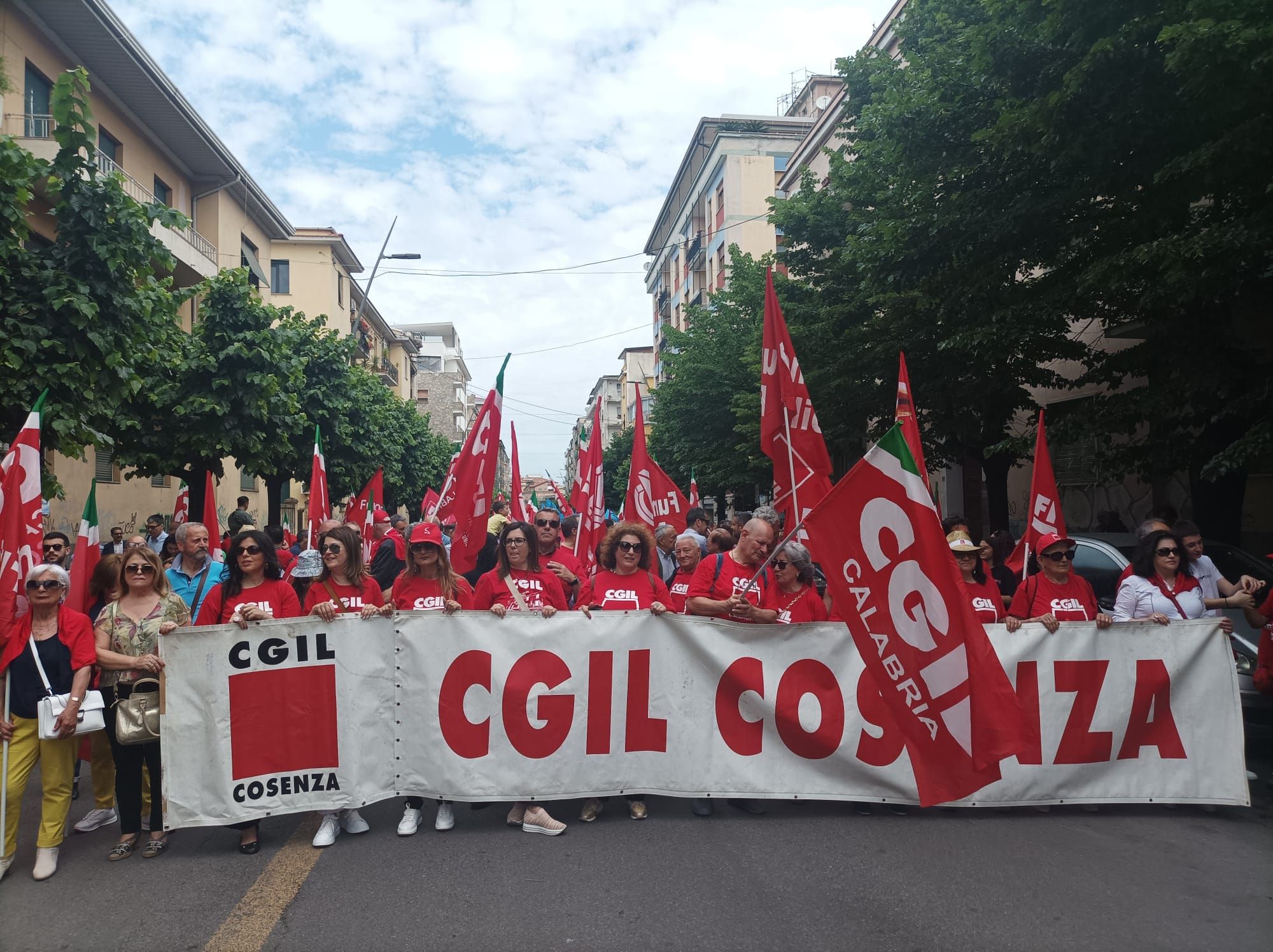 Cosenza, in cinquemila al corteo contro l’autonomia differenziata – FOTO E VIDEO