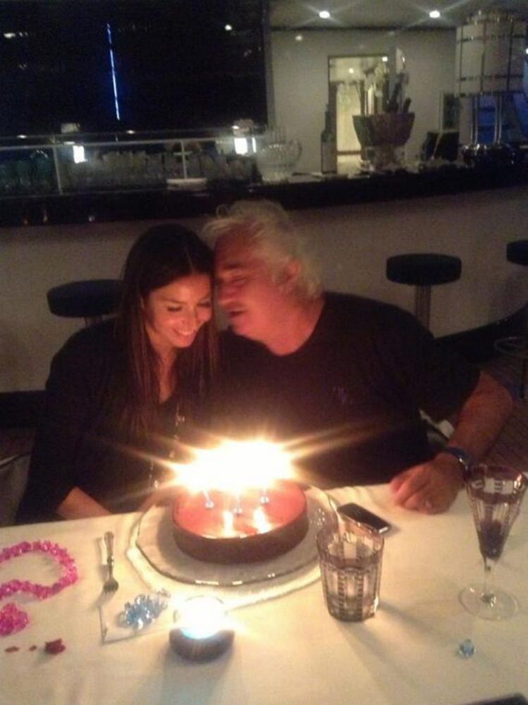 Eli e Flavio brindano ai loro cinque anni insieme