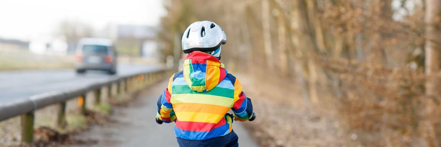 Bimbo in bici urta anziana che muore, indagato per omicidio il papà