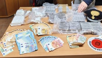 Cosenza, 30enne sorpreso con oltre un chilo di cocaina e hashish in valigia