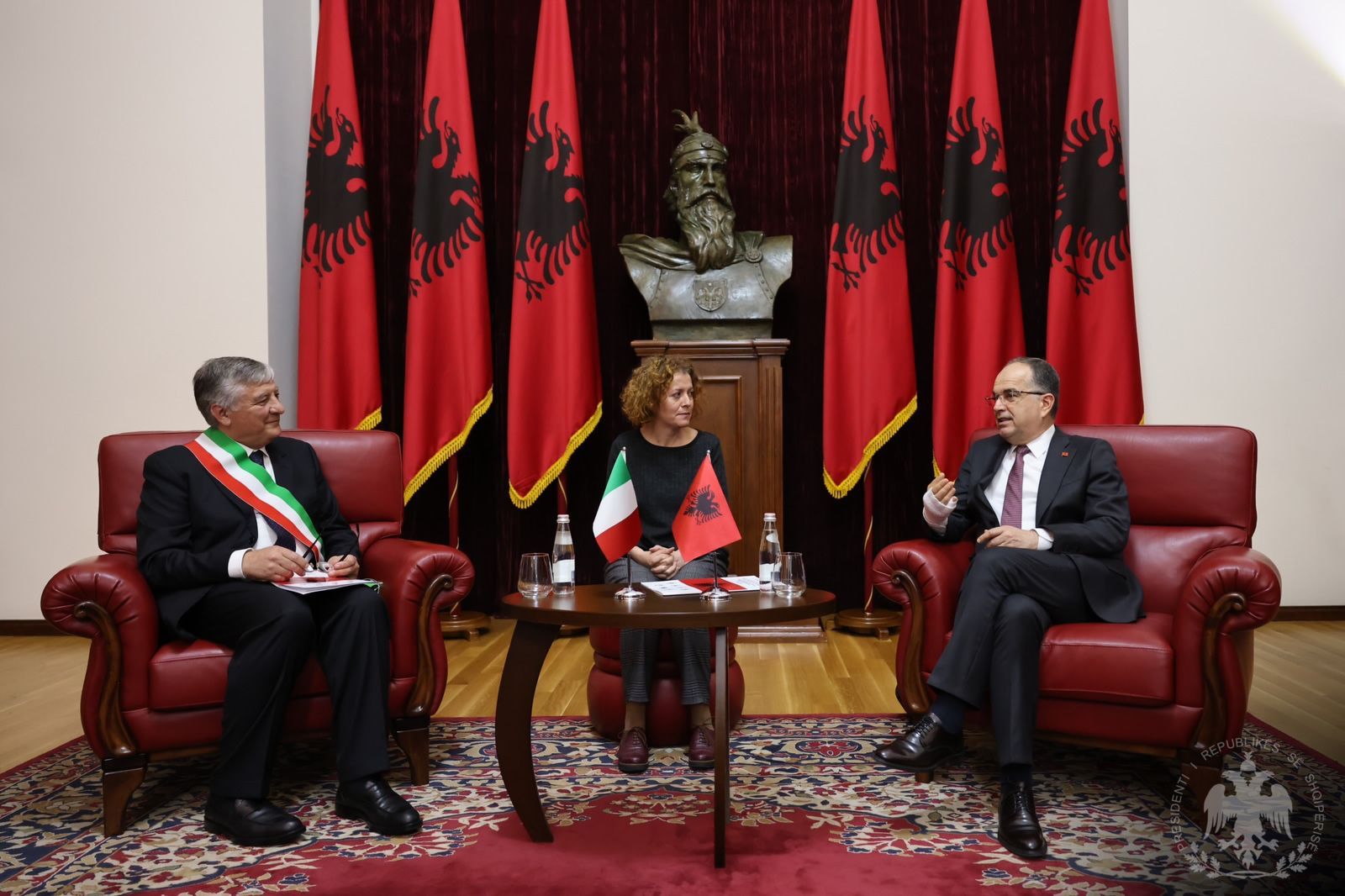 La Comunità Arbëreshe di Calabria a Tirana. Il presidente Begaj ad accoglierla – FOTO E VIDEO