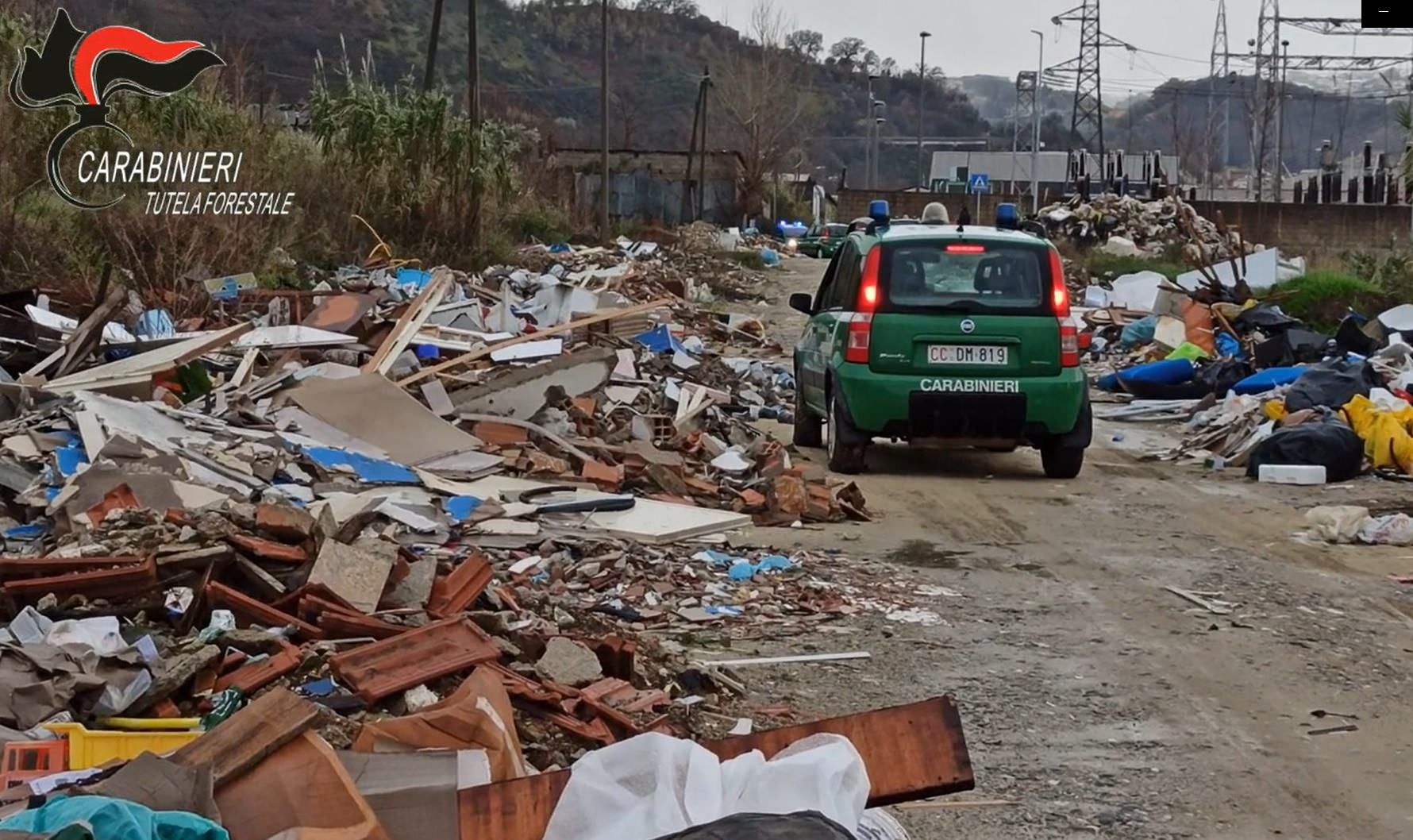Rifiuti speciali abbandonati sul Crati, sequestri e denunce a Cosenza – VIDEO
