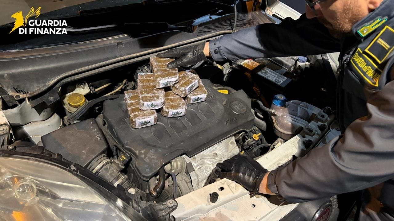 Droga nel doppiofondo dell’auto, sequestrati 8 chili di hashish a Cetraro per un valore di oltre 100mila euro – FOTO E VIDEO