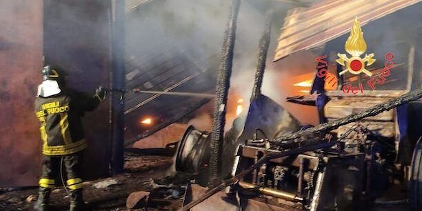 Incendio in un capannone agricolo nel Reggino, bruciano macchinari e capi di bestiame