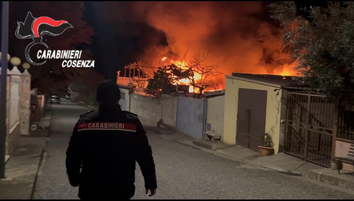 Incendio doloso la notte di Capodanno a Frascineto, un arresto