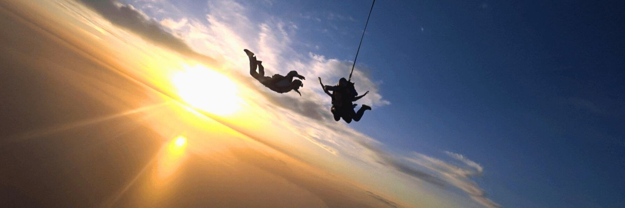 Si intrecciano in volo con i paracadute, due morti