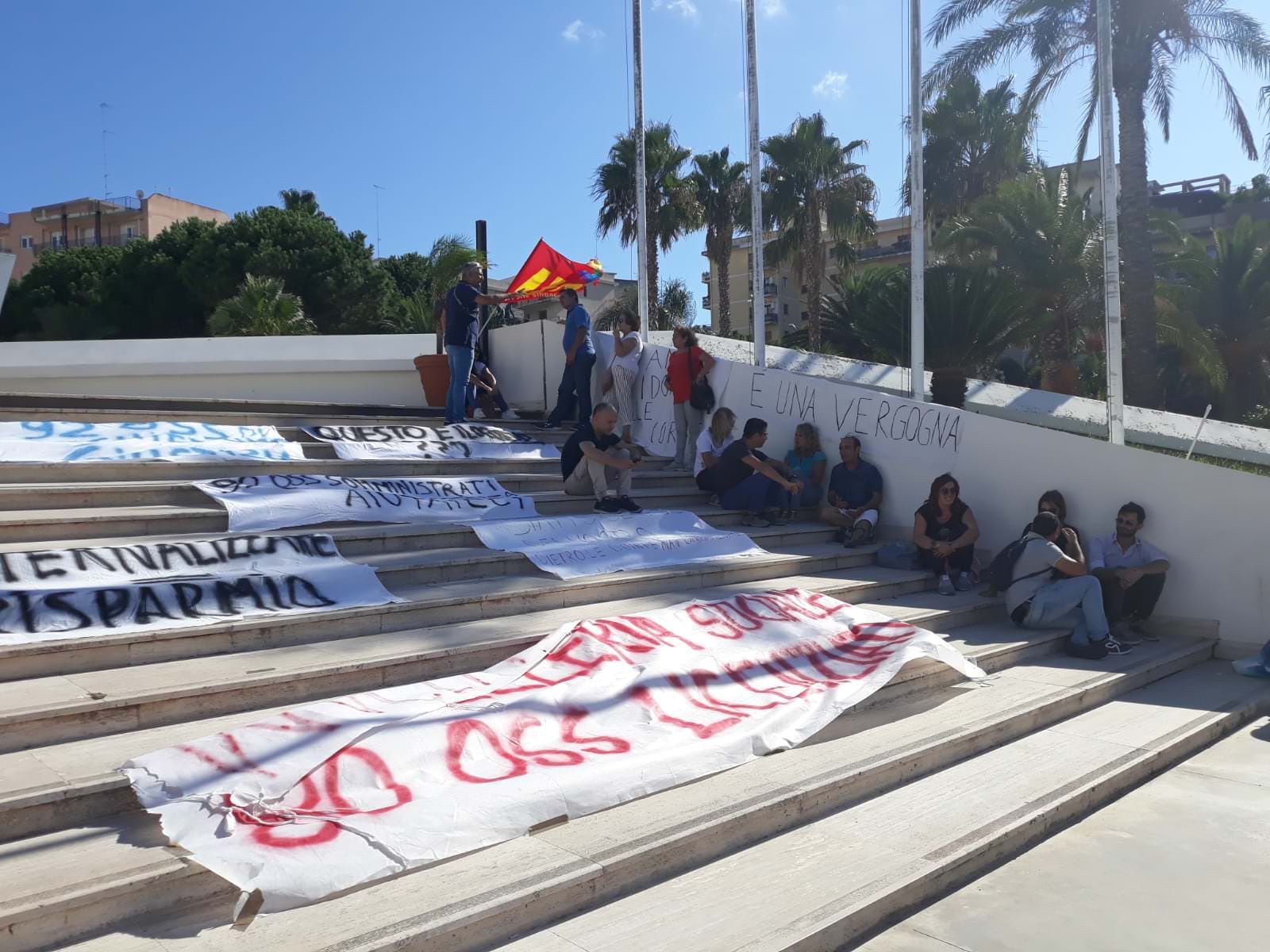 Gli “straordinari” di Giunta e Consiglio mentre i precari assediano il palazzo