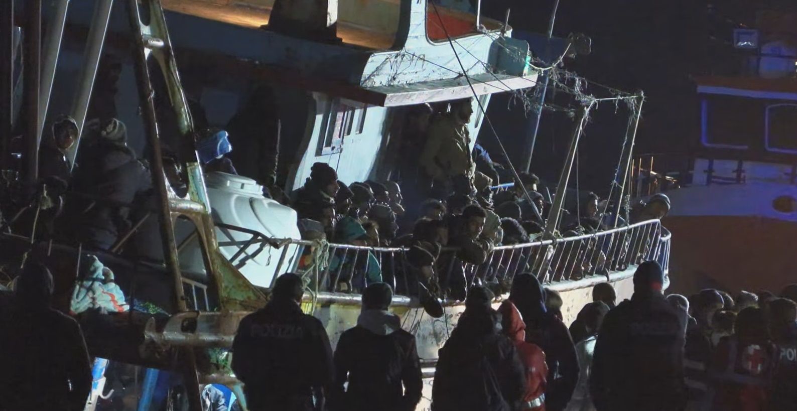 Sbarco di 487 migranti a Crotone, arrestato un uomo per reingresso irregolare in Italia