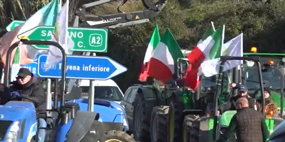 Prosegue la protesta degli agricoltori: presidio con trattori allo svincolo autostradale di Pizzo