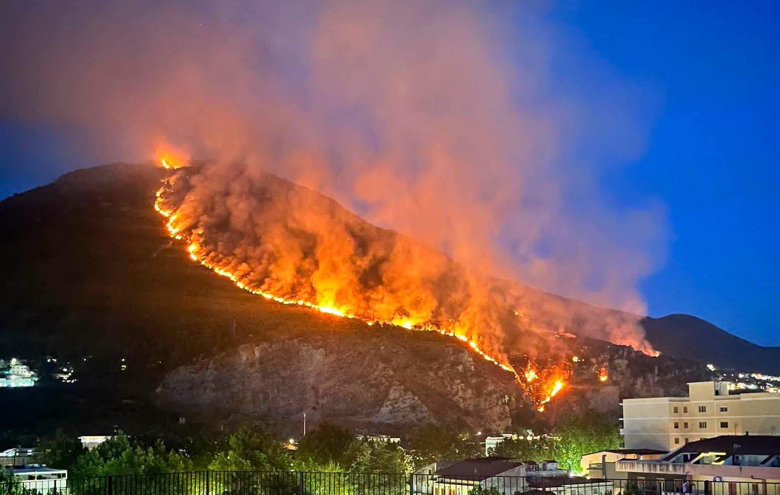 Praia a Mare, l’incendio sul Monte Vingiolo minaccia il Santuario e le case