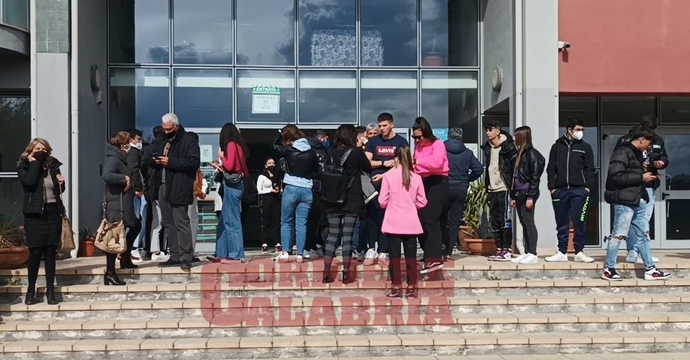 Presunte violenze al “Valentini-Majorana”, rinviati a giudizio il prof Bastone e l’ex preside